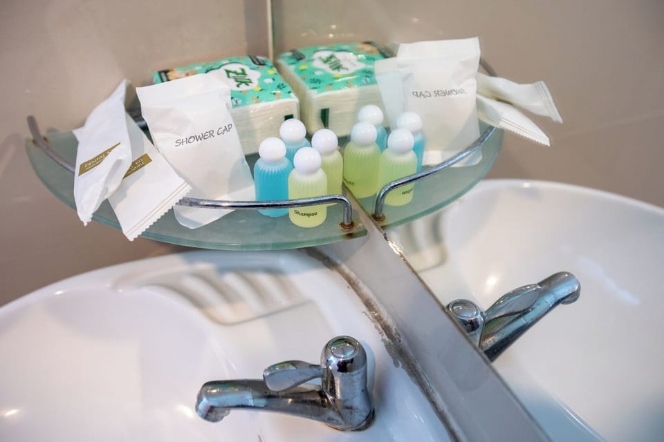 Senior Studio Suite | Bathroom amenities | Shower, free toiletries, hair dryer, towels