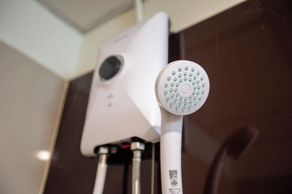 Deluxe Room | Bathroom | Shower, free toiletries, hair dryer, towels