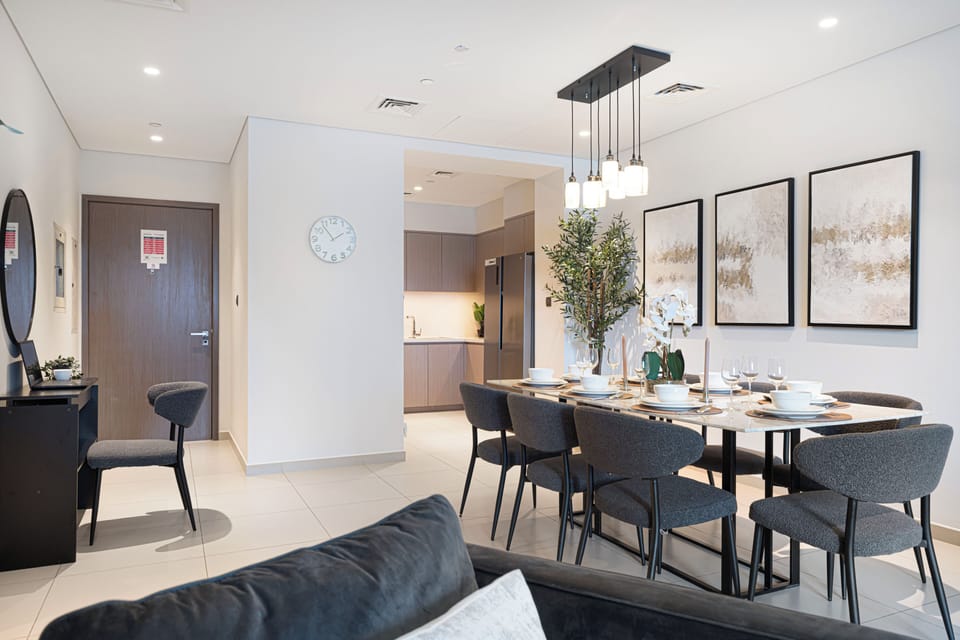 Luxury Apartment, Balcony, City View | In-room dining