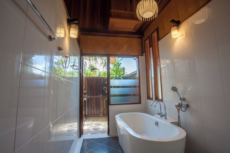 Deluxe Room, Ocean View, Beachside | Bathroom | Separate tub and shower, free toiletries, hair dryer, bathrobes