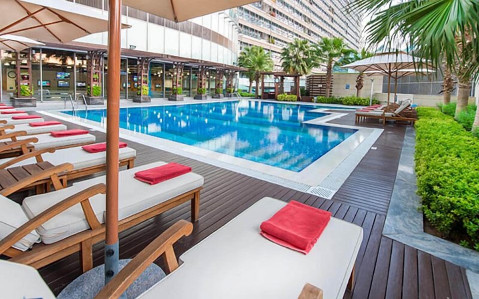 Swim-up bar