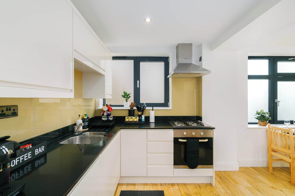 Contemporary kitchen for easy home cooking — enjoy morning coffee on the balcony or prepare relaxed dinners. Fully equipped with washing machine, microwave, fridge-freezer, oven, toaster, kettle and coffee machine.