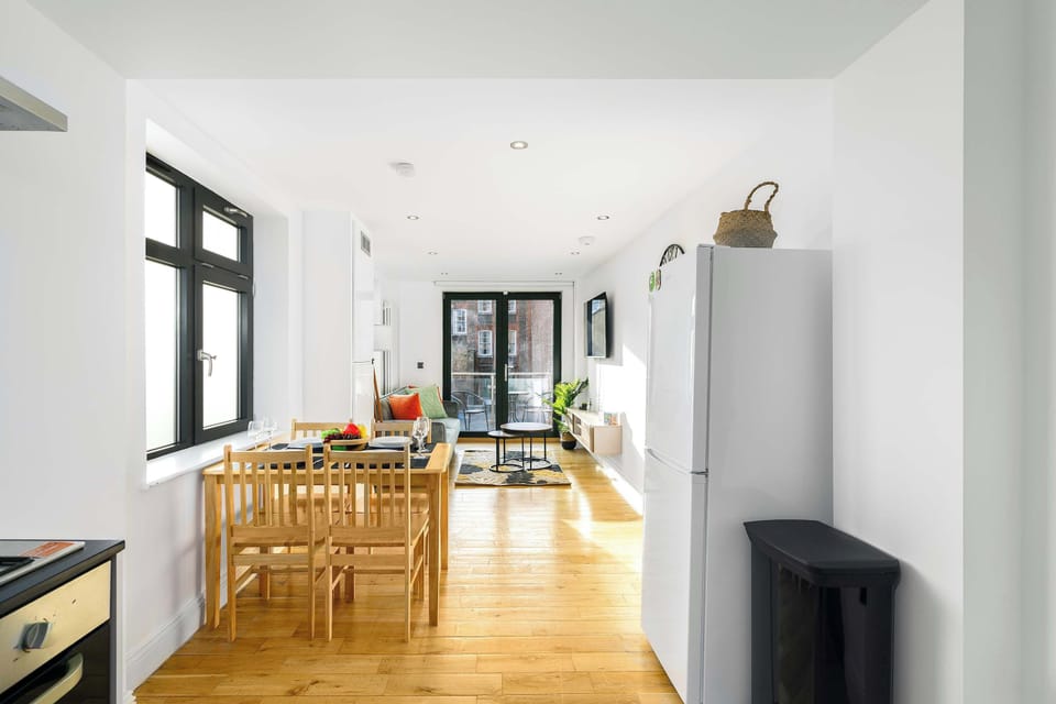 Bright dining space in a modern Shoreditch flat — perfect for family breakfasts or relaxed dinners after a day exploring East London