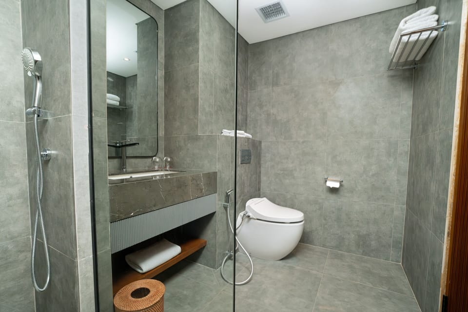 Grand Room, Balcony, Golf View | Bathroom | Towels, soap, shampoo, toilet paper