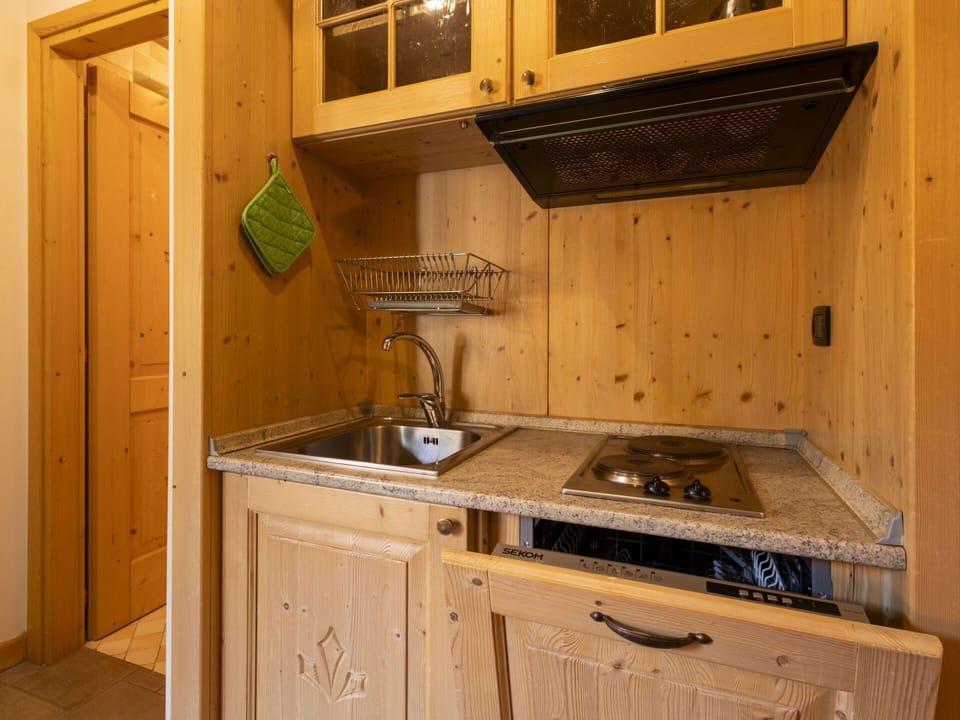 Wood, Wood Stain, Cabinetry, Hardwood, Cupboard, Plywood, Kitchen, Drawer, Countertop, Varnish