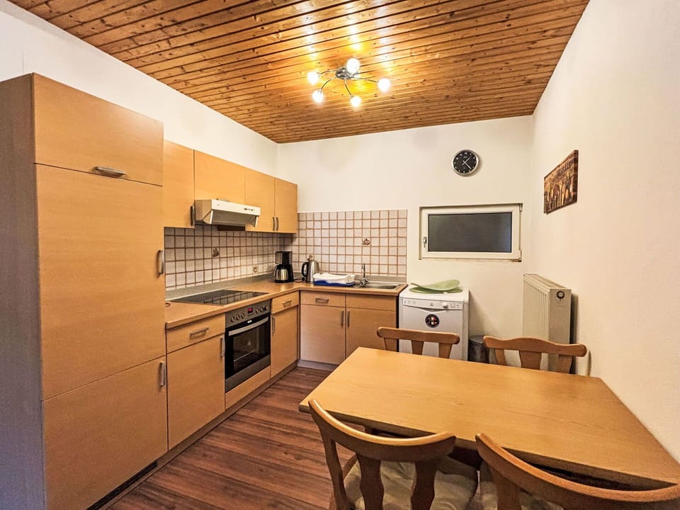 Wall, Wood, Floor, Flooring, Interior Design, Ceiling, Furniture, Cabinetry, Room, Countertop