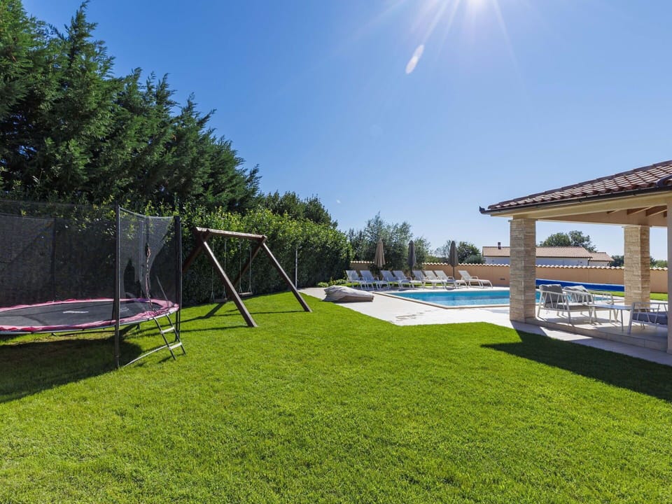 Swimming Pool, Outdoor Furniture, Shade, Resort, Garden, Leisure, Lawn, Landscaping, Estate, Backyard