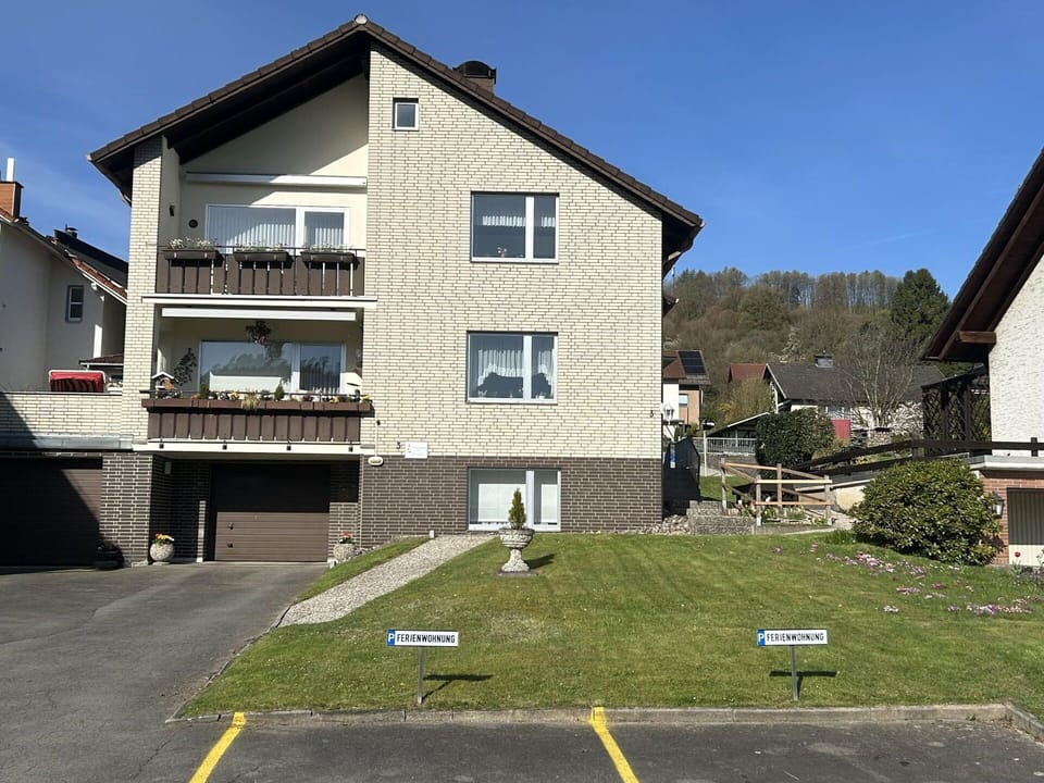 Building, Window, House, Residential Area, Home, Neighbourhood, Roof, Cottage, Suburb, Driveway