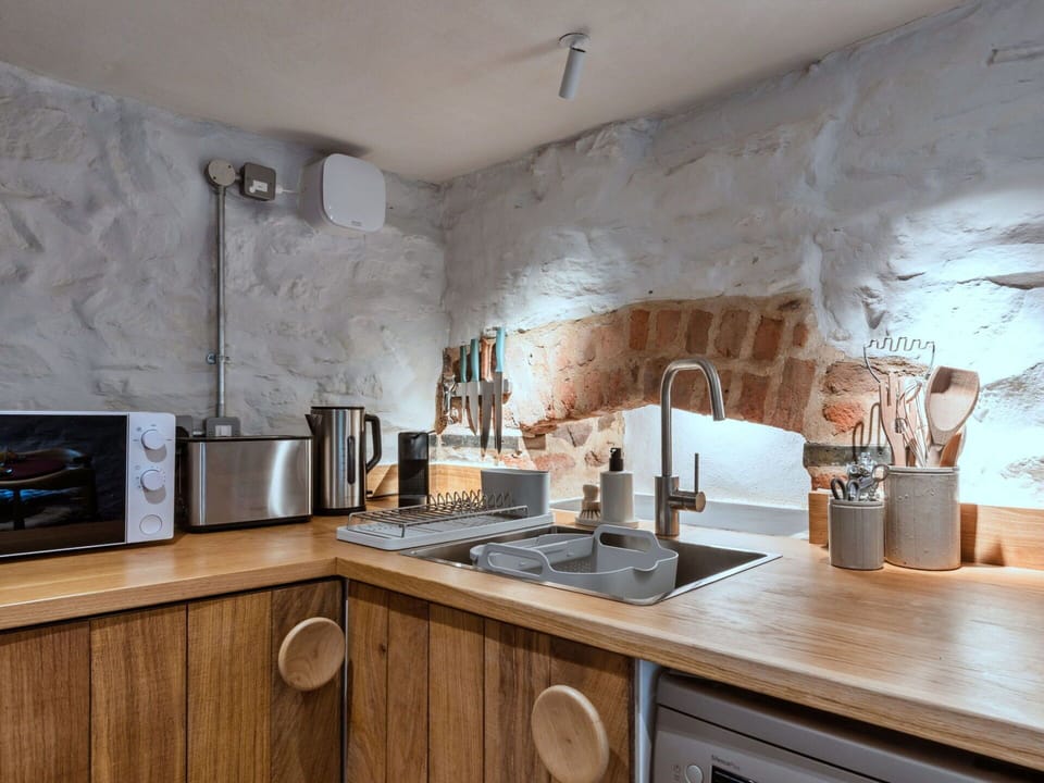 Water, Body Of Water, Coast, Coastal And Oceanic Landforms, Sea, Summer, Beach, Ocean, Tourist Attraction, Shore