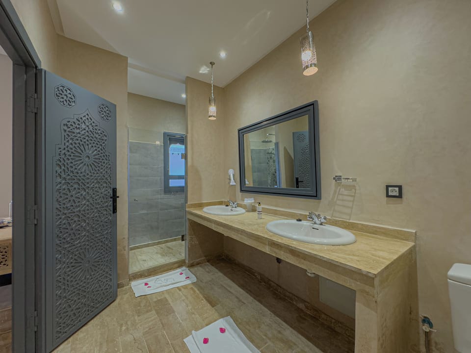 Superior Double Room, Garden View | Bathroom | Shower, hair dryer, bathrobes, slippers