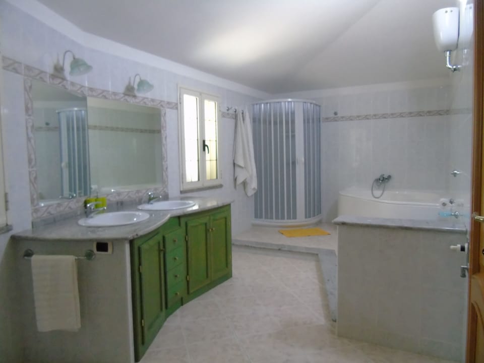 Quadruple Room, City View | Bathroom | Bidet