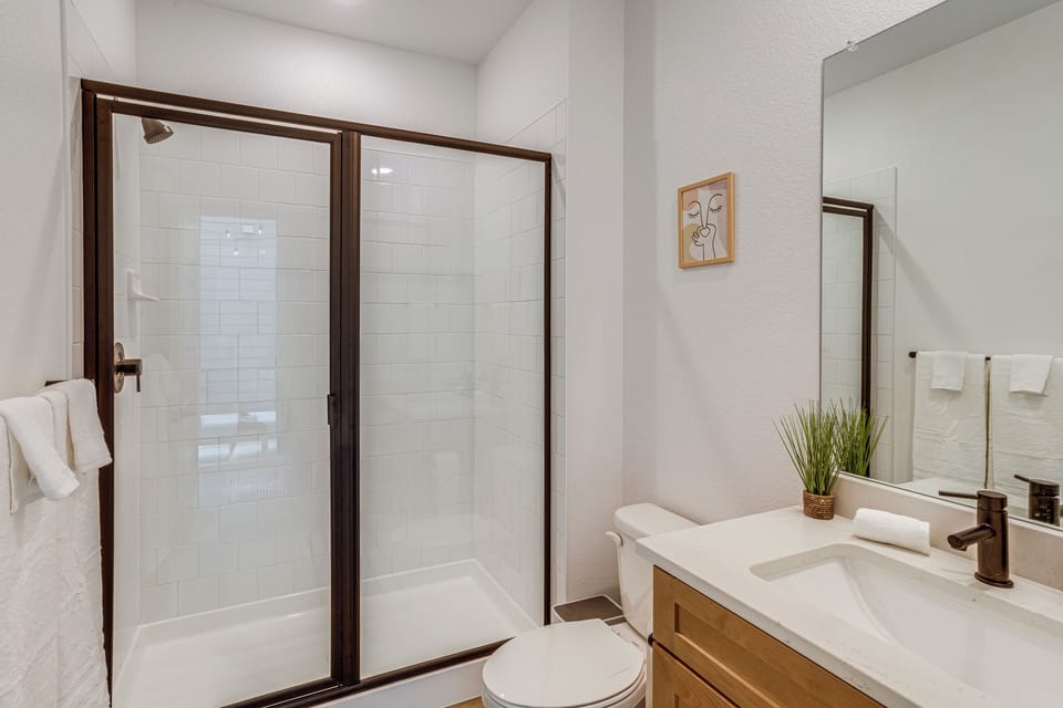 Full Bathroom | 1st Floor | Towels Provided