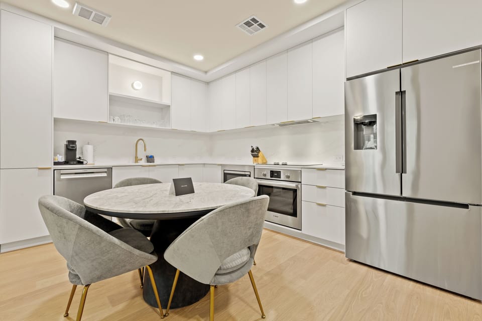 Bright, modern interiors blend sleek finishes with cozy lounge seating for the perfect space to dine, relax, and recharge.