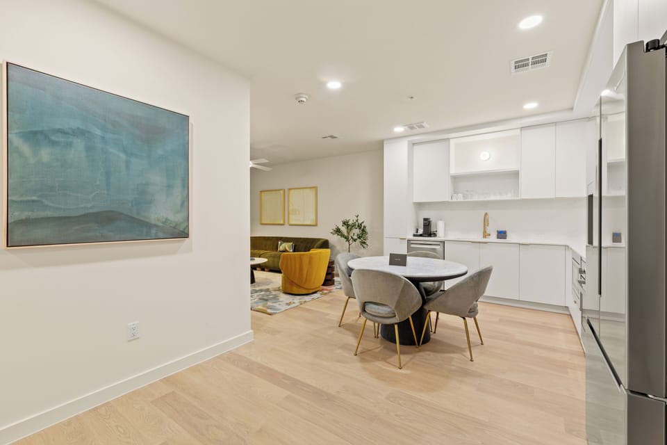 Bright, modern interiors blend sleek finishes with cozy lounge seating for the perfect space to dine, relax, and recharge.