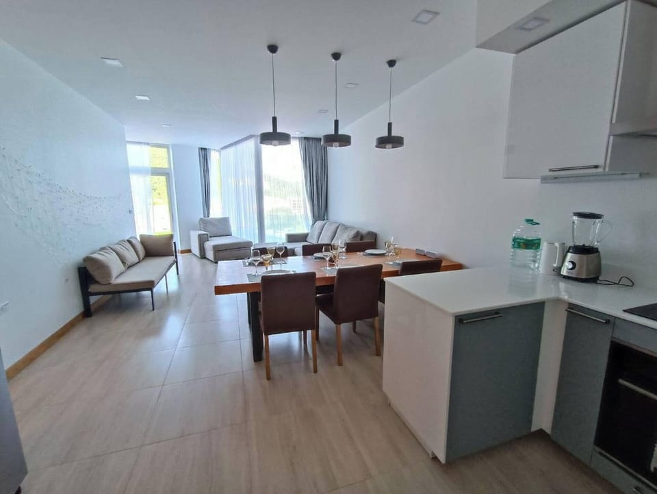 Apartment, 2 Bedrooms, Smoking, Balcony | Dining room