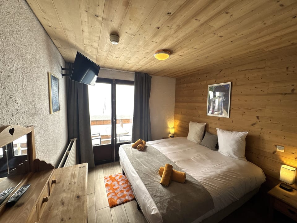 Classic Quadruple Room, Balcony, Courtyard View | In-room safe, laptop workspace, blackout drapes