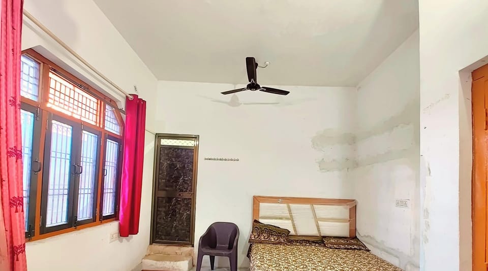 Hypo-allergenic bedding, desk, soundproofing, free WiFi
