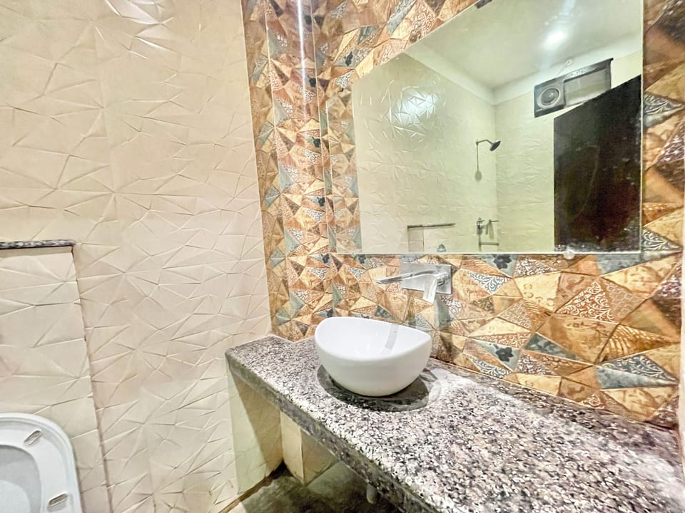 Deluxe Triple Room | Bathroom | Shower, rainfall showerhead, bidet, towels