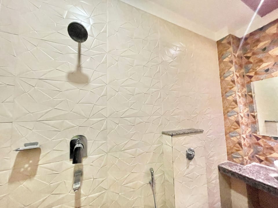 Deluxe Triple Room | Bathroom | Shower, rainfall showerhead, bidet, towels