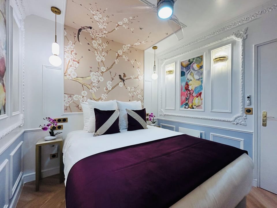 Apartment, Courtyard View | Hypo-allergenic bedding available, pillowtop beds, in-room safe, desk