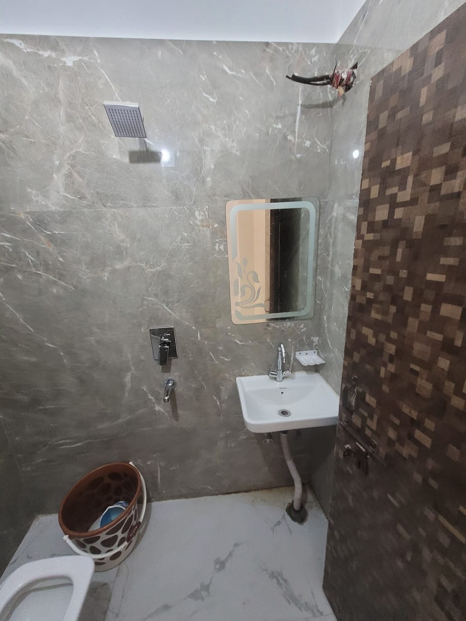 Double Room | Bathroom | Shower, free toiletries, towels, soap
