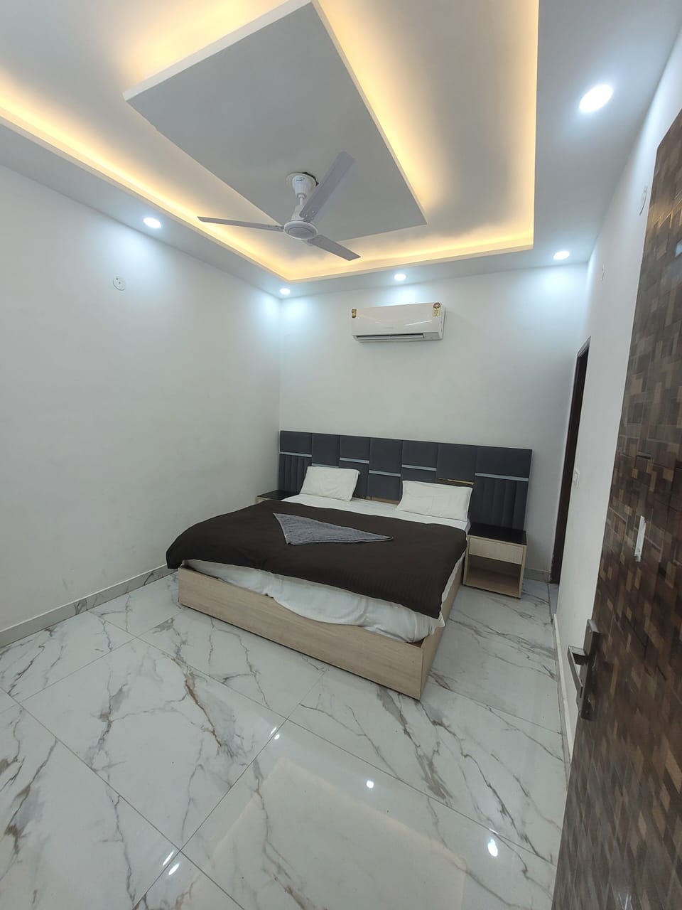 Egyptian cotton sheets, premium bedding, individually furnished, desk