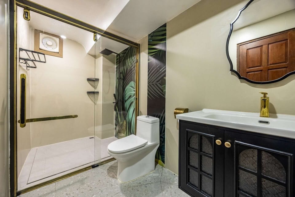 Traditional Double Room, 1 Queen Bed | Bathroom | Free toiletries, hair dryer, slippers, towels