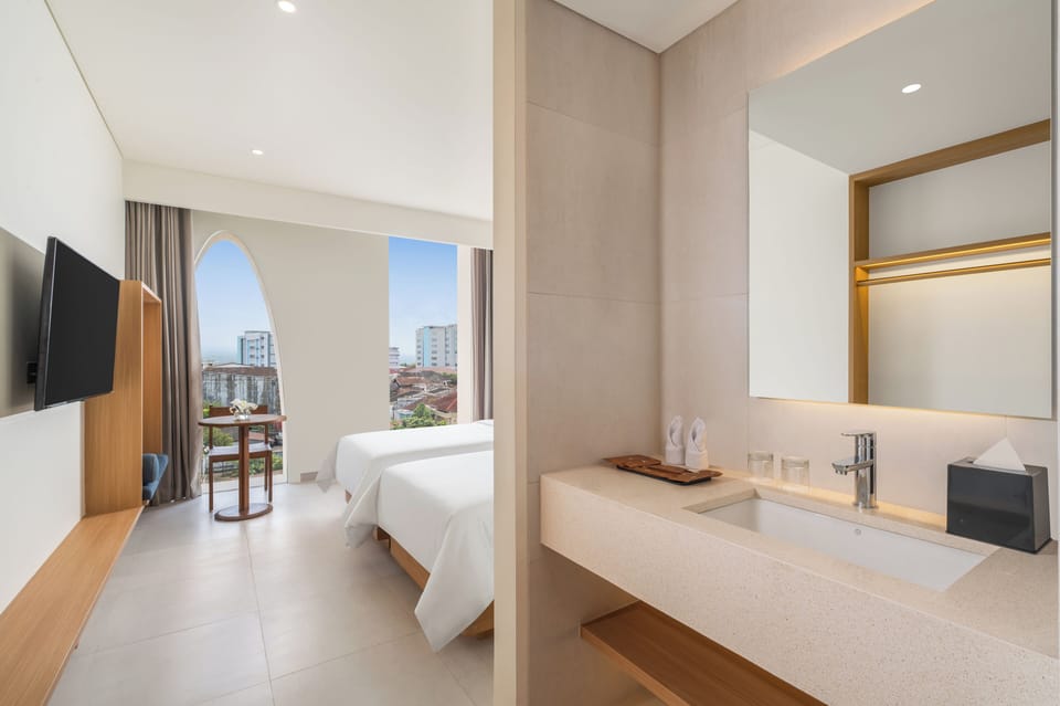 Superior Twin/Double | Bathroom | Free toiletries, hair dryer, bidet, towels