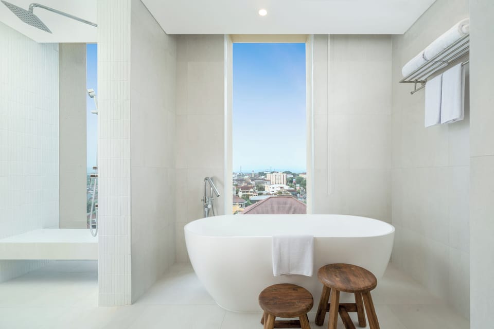 Executive Suite King | Bathroom | Free toiletries, hair dryer, bidet, towels