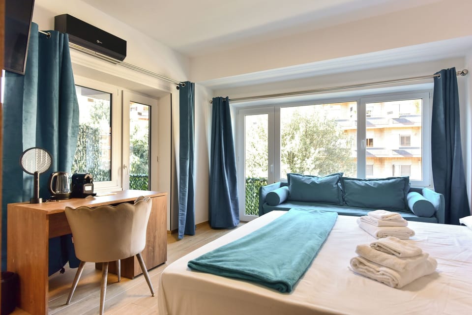 Deluxe Triple Room | In-room safe, desk, laptop workspace, blackout drapes