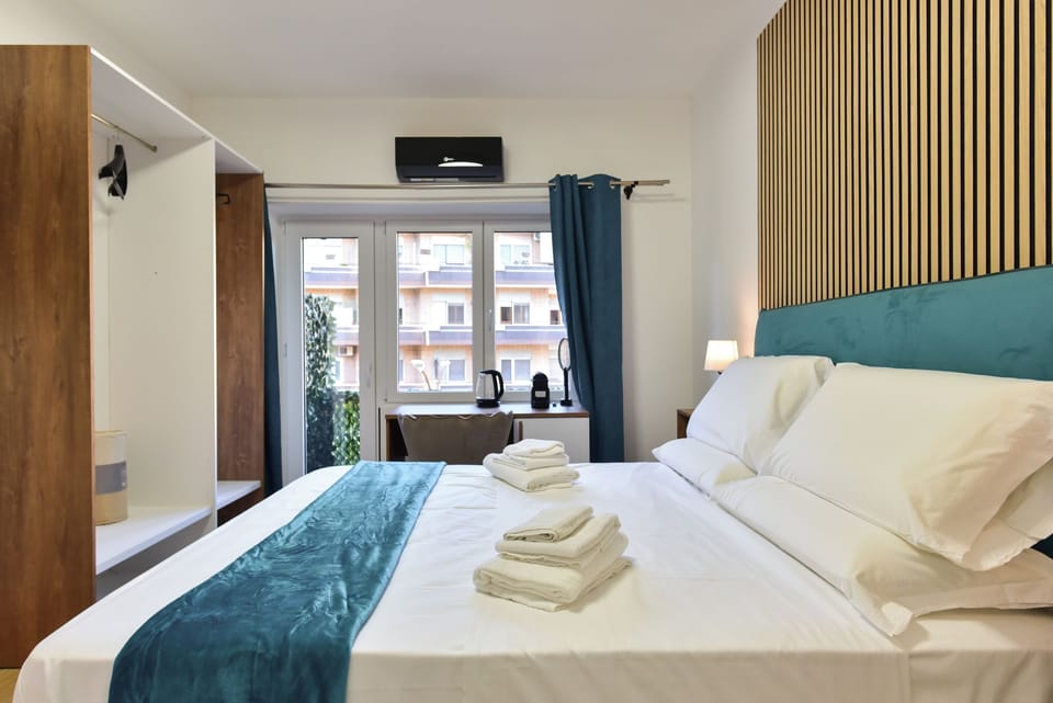 Comfort Double Room | In-room safe, desk, laptop workspace, blackout drapes