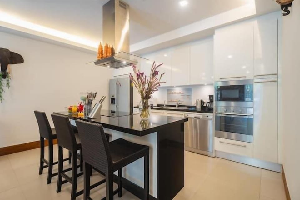 Deluxe Apartment (3 Bedrooms) | Private kitchen | Microwave, oven, highchair