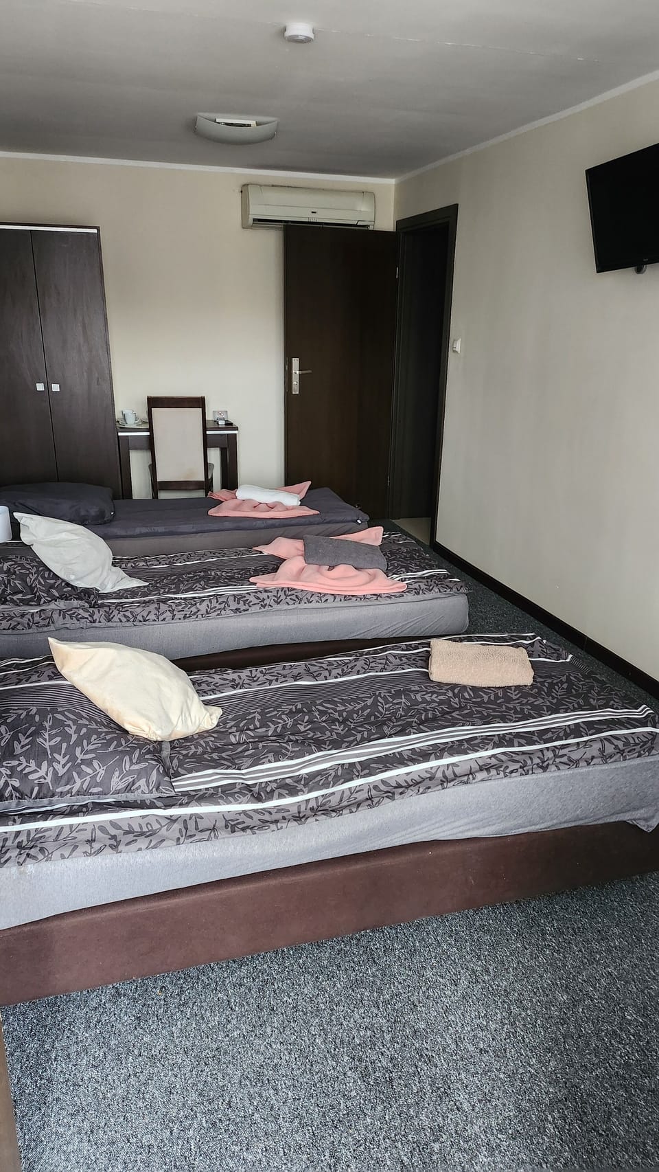 Triple Room | Desk, laptop workspace, soundproofing, WiFi (free)