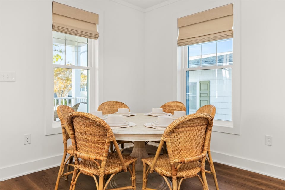 Dining table with space for 6 (additional 6 seats at the countertop)
