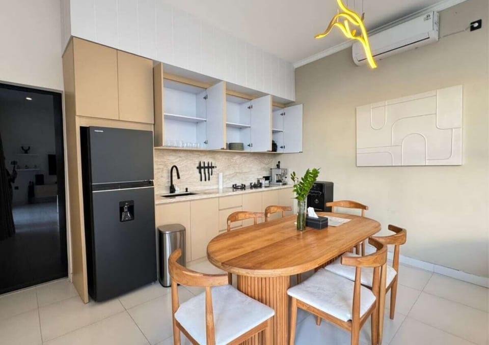 Villa Ranakah’s dining room is where memories are made—a lively space to gather with friends, share delicious meals, and toast to good times, all surrounded by the charm of Bali. Here’s to unforgettable moments! #Villa Ranakah