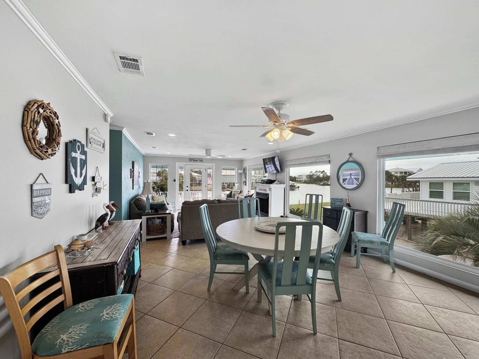 Enjoy dining together with comfortable seating for 4+!