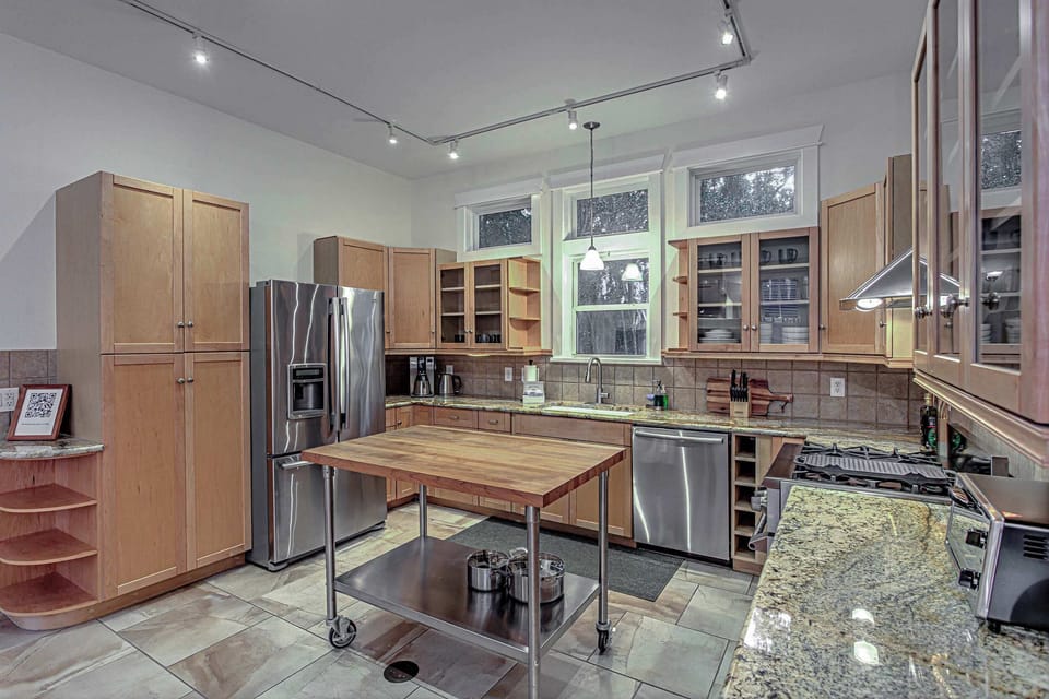 Cook like a chef in this gourmet kitchen with granite countertops. | Unit A