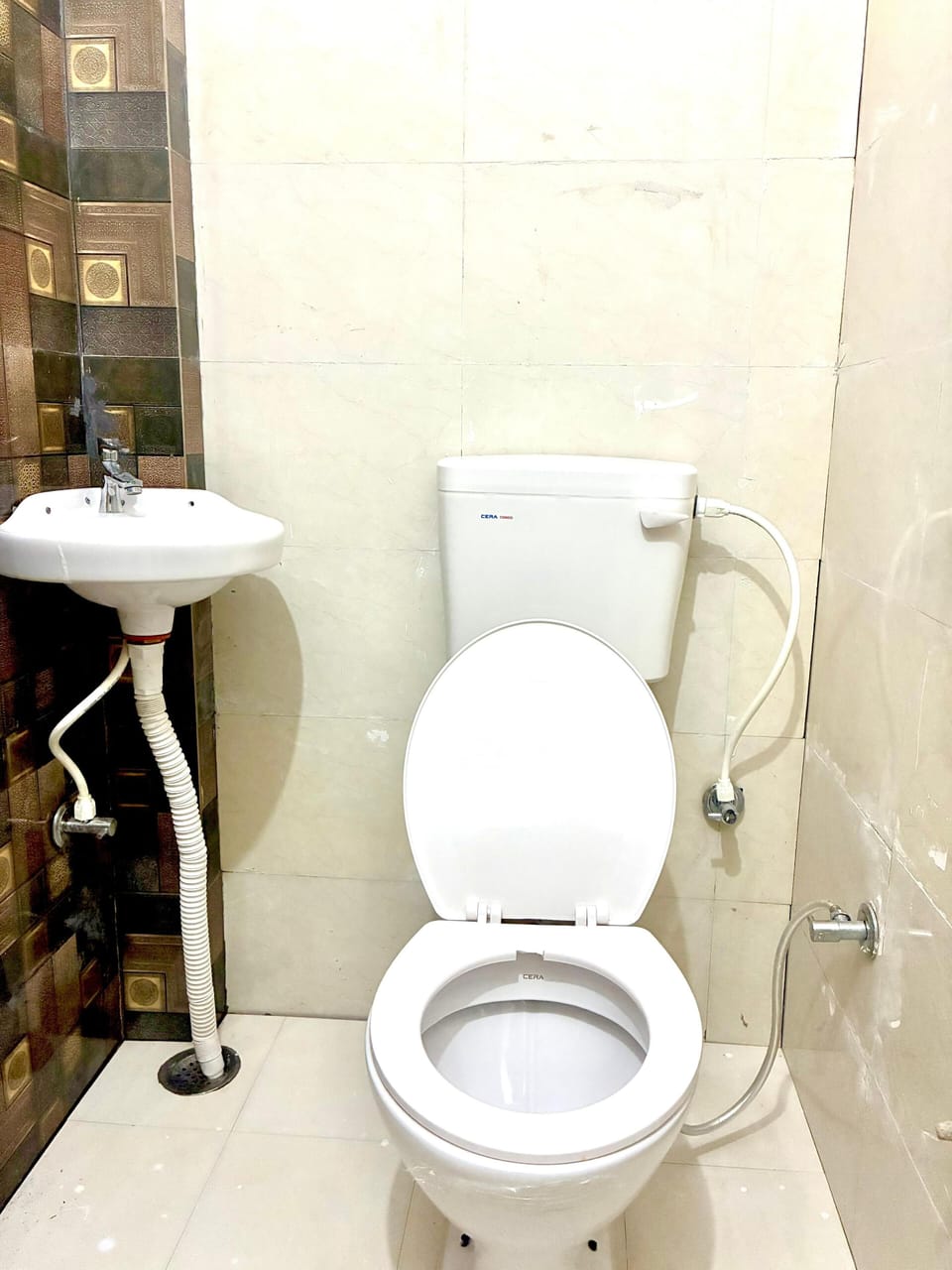 Deluxe Double Room | Bathroom | Shower, free toiletries, towels, soap