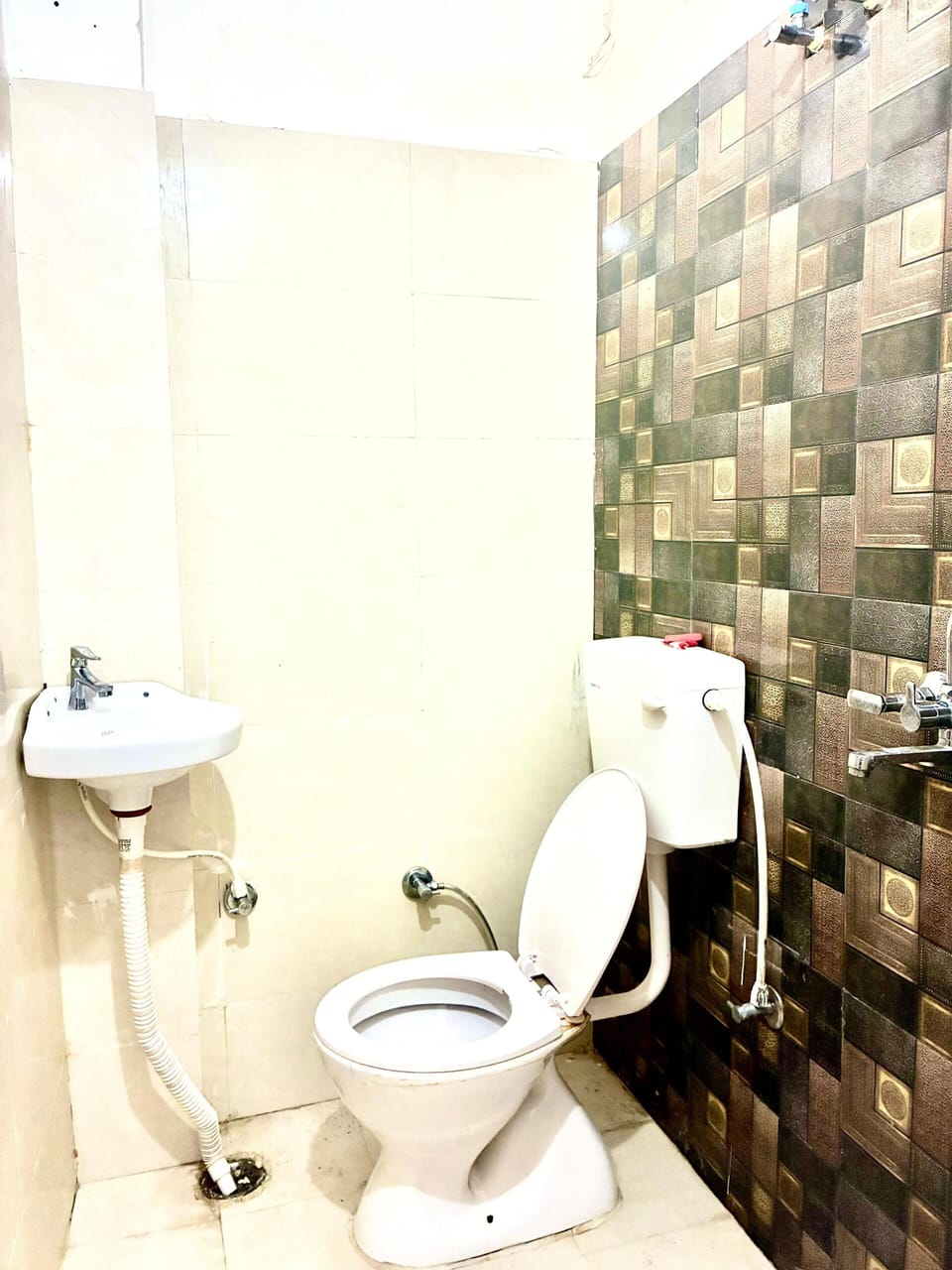 Deluxe Double Room | Bathroom | Shower, free toiletries, towels, soap