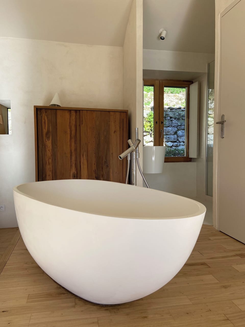 Capucine | Bathroom | Shower, free toiletries, hair dryer, towels