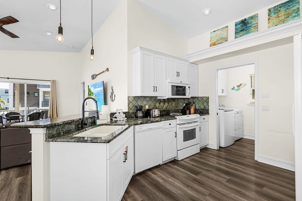House, 3 Bedrooms | Private kitchen | Coffee/tea maker, fridge, oven, toaster