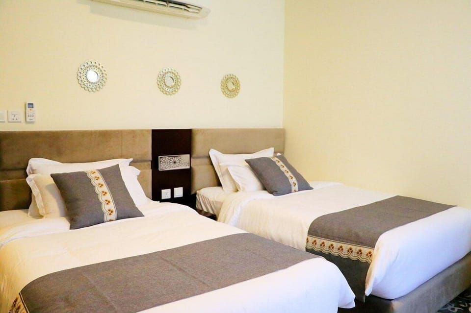 Deluxe Suite, City View | Living area