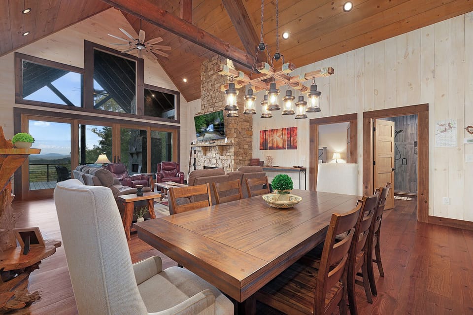 Jupiter On The Mountain - Entry Level Dining Area