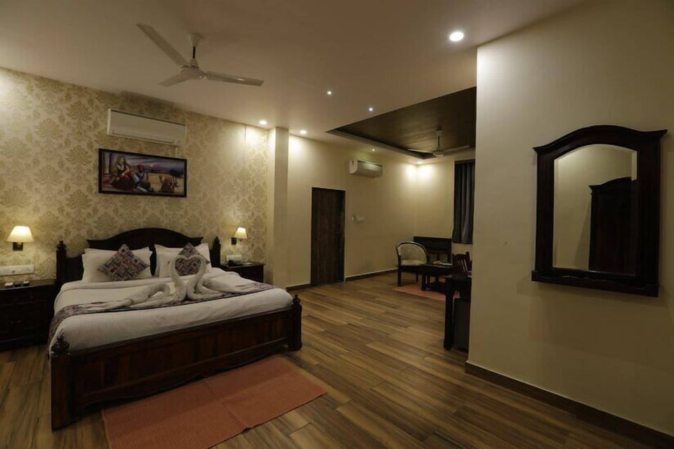 Luxury Room | Desk, iron/ironing board (on request), WiFi (free)