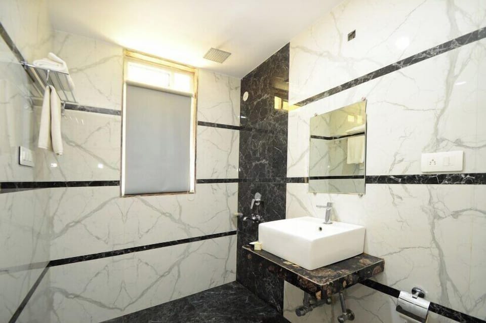 Luxury Room | Bathroom | Free toiletries, bidet, towels, soap