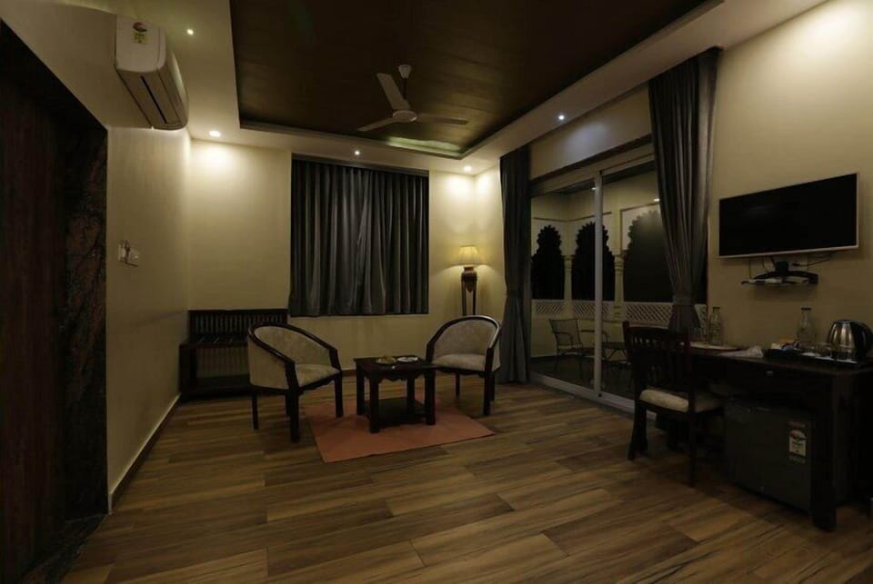 Luxury Room | Desk, iron/ironing board (on request), WiFi (free)
