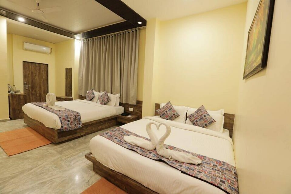 Family Room | Desk, iron/ironing board (on request), WiFi (free)