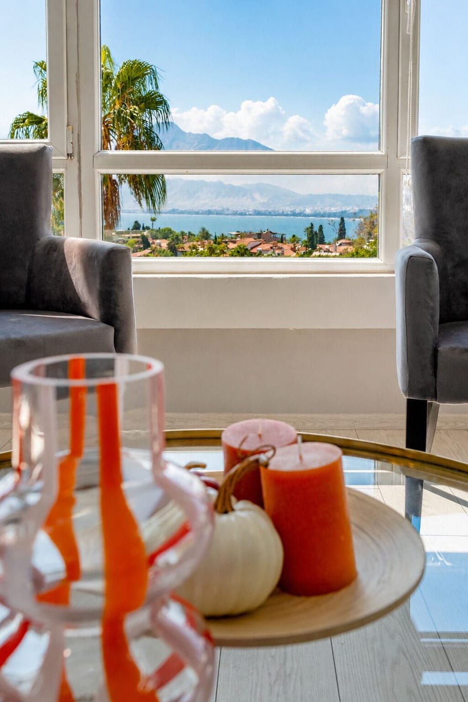 Luxury Condo, Multiple Beds, Kitchen, Sea View | Living area