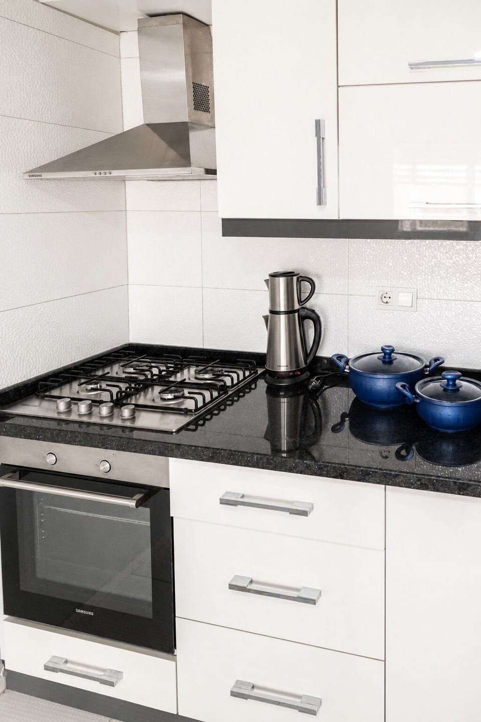 Luxury Condo, Multiple Beds, Kitchen, Sea View | Living area