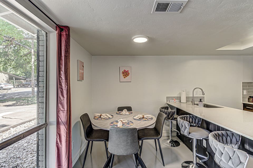 Dining space for 7
